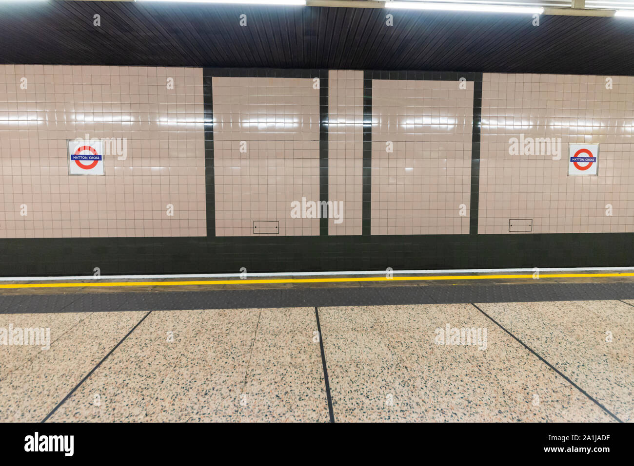 Hatton Cross Tube Station, prendere la Piccadilly Line della metropolitana di Londra di sistema di treno vicino a Heathrow di Londra, Regno Unito. La stazione della metropolitana di segno e di piastrelle. Hillingdon Foto Stock