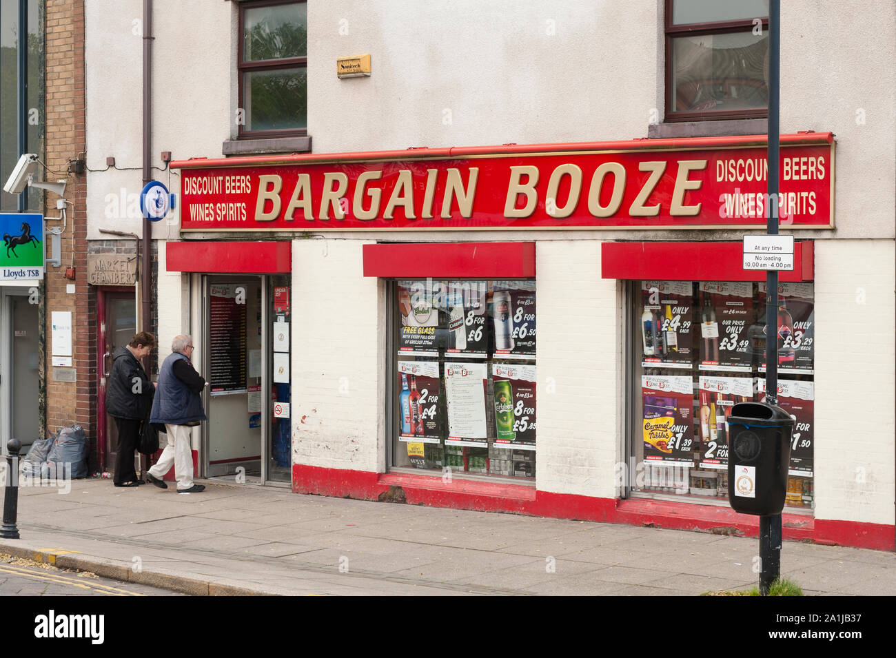 La recessione, Stoke-on-Trent, Gran Bretagna a buon mercato negozio di alcolici, torre quadrata, Tunstall, Stoke-on-Trent Foto Stock