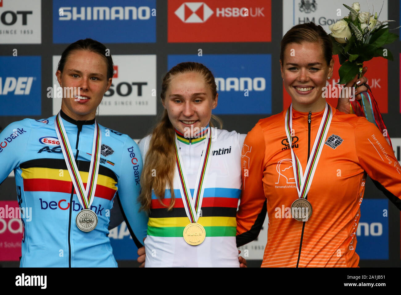 Harrogate, Regno Unito. Il 27 settembre 2019. Megan Jastrab degli USA prende Gold Julie De Wilde del Belgio Argento e Lieke Nooijen dei Paesi Bassi prende il bronzo nel 2019 i Mondiali di ciclismo su strada 2009 Womens Junior la gara su strada. Settembre 27, 2019 Dan-Cooke credito/Alamy Live News Foto Stock