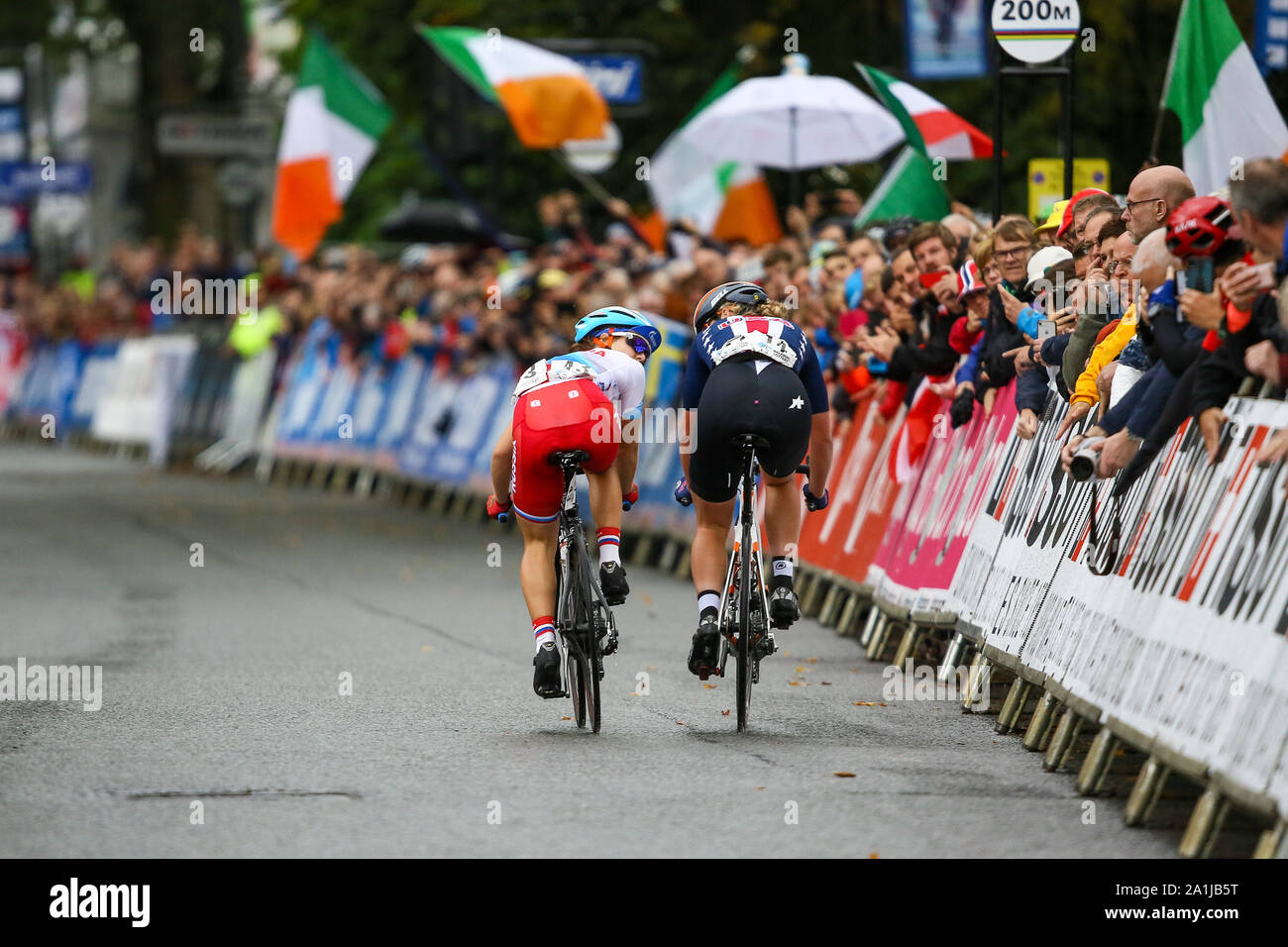 Harrogate, Regno Unito. Il 27 settembre 2019. Aigul Gareeva della Russia si guarda indietro alla caccia peloton sul dritto del traguardo al 2019 i Mondiali di ciclismo su strada 2009 Womens Junior la gara su strada. Settembre 27, 2019 Dan-Cooke credito/Alamy Live News Foto Stock