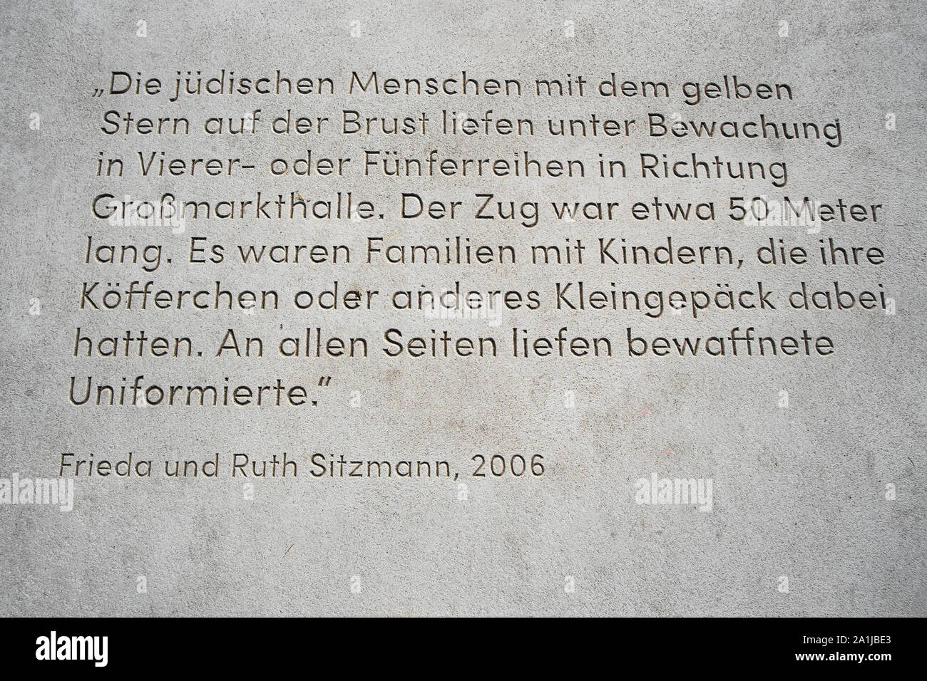 Iscrizione sul sentiero presso il memorial grossmarkthalle/Banca centrale europea la commemorazione della deportazione dei cittadini ebrei Foto Stock