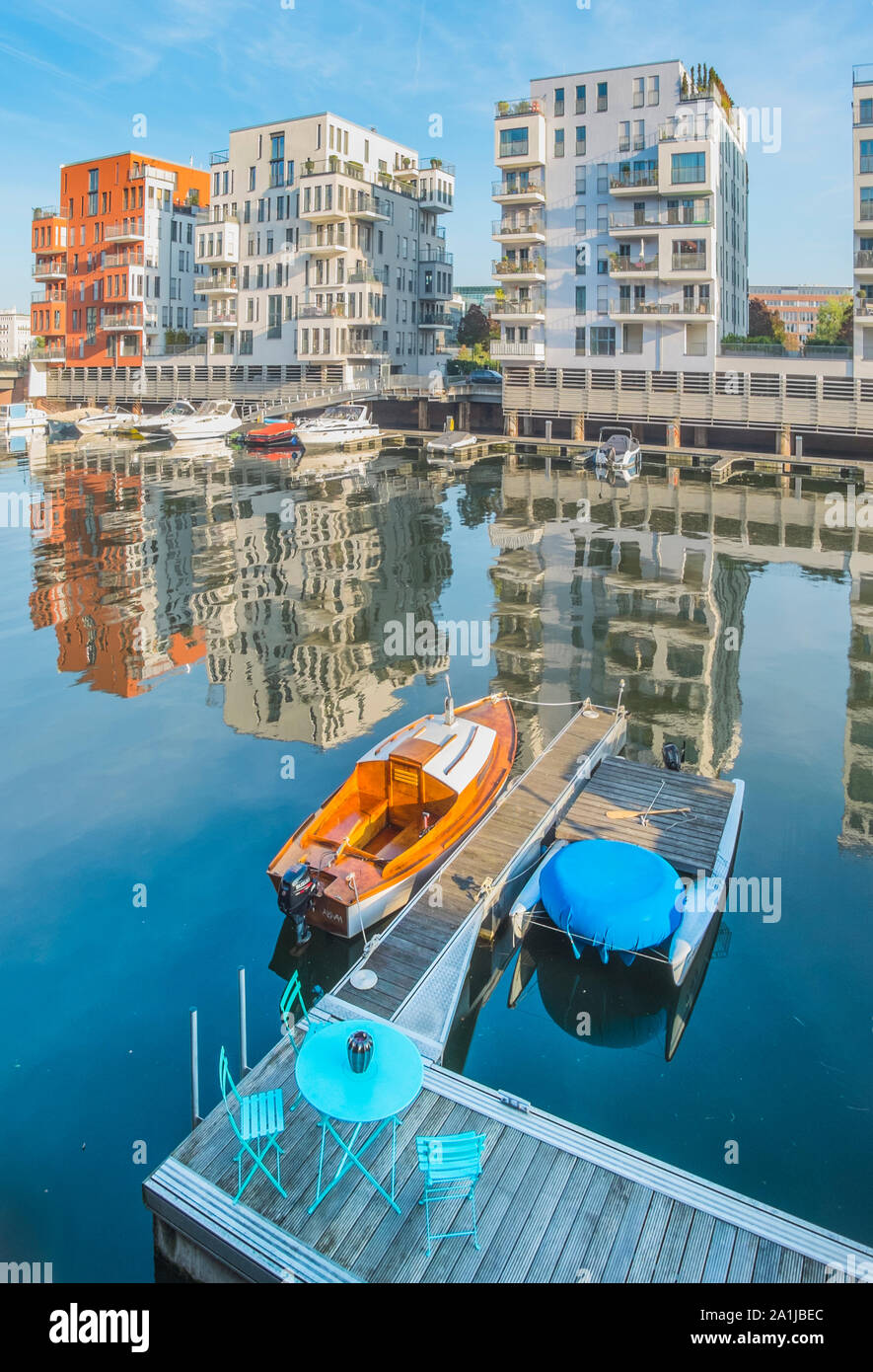 Le imbarcazioni da diporto a posto barca nel quartiere westhafen, edifici residenziali in background Foto Stock