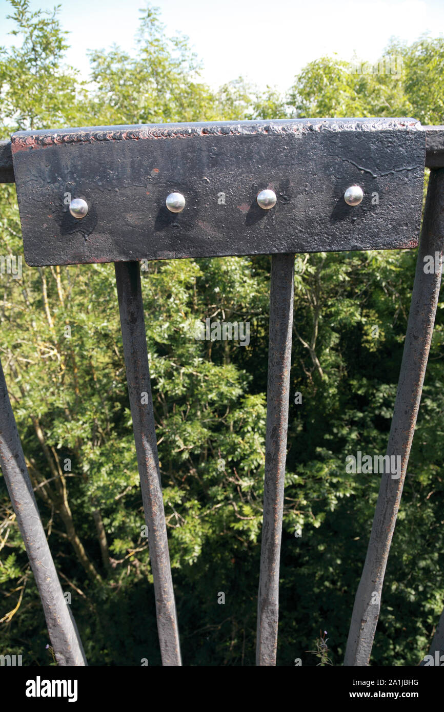Dettaglio della ringhiera accanto alla strada alzaia sul Acquedotto Pontcysyllte che porta il Llangollen Canal oltre il fiume Dee Foto Stock