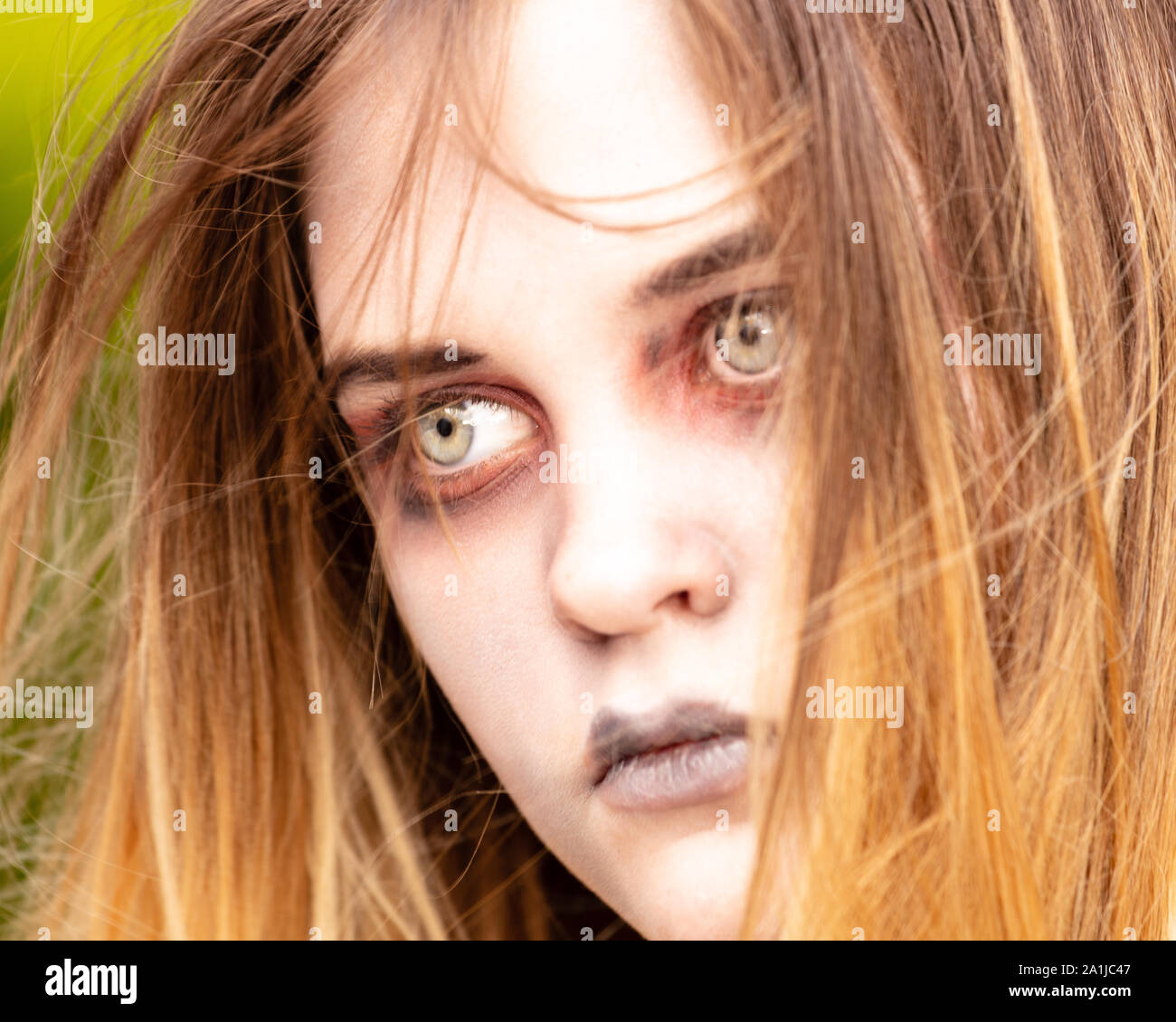 Terrorizzato giovane femmina in camicia da notte bianca tenta la fuga dall'orrore Foto Stock