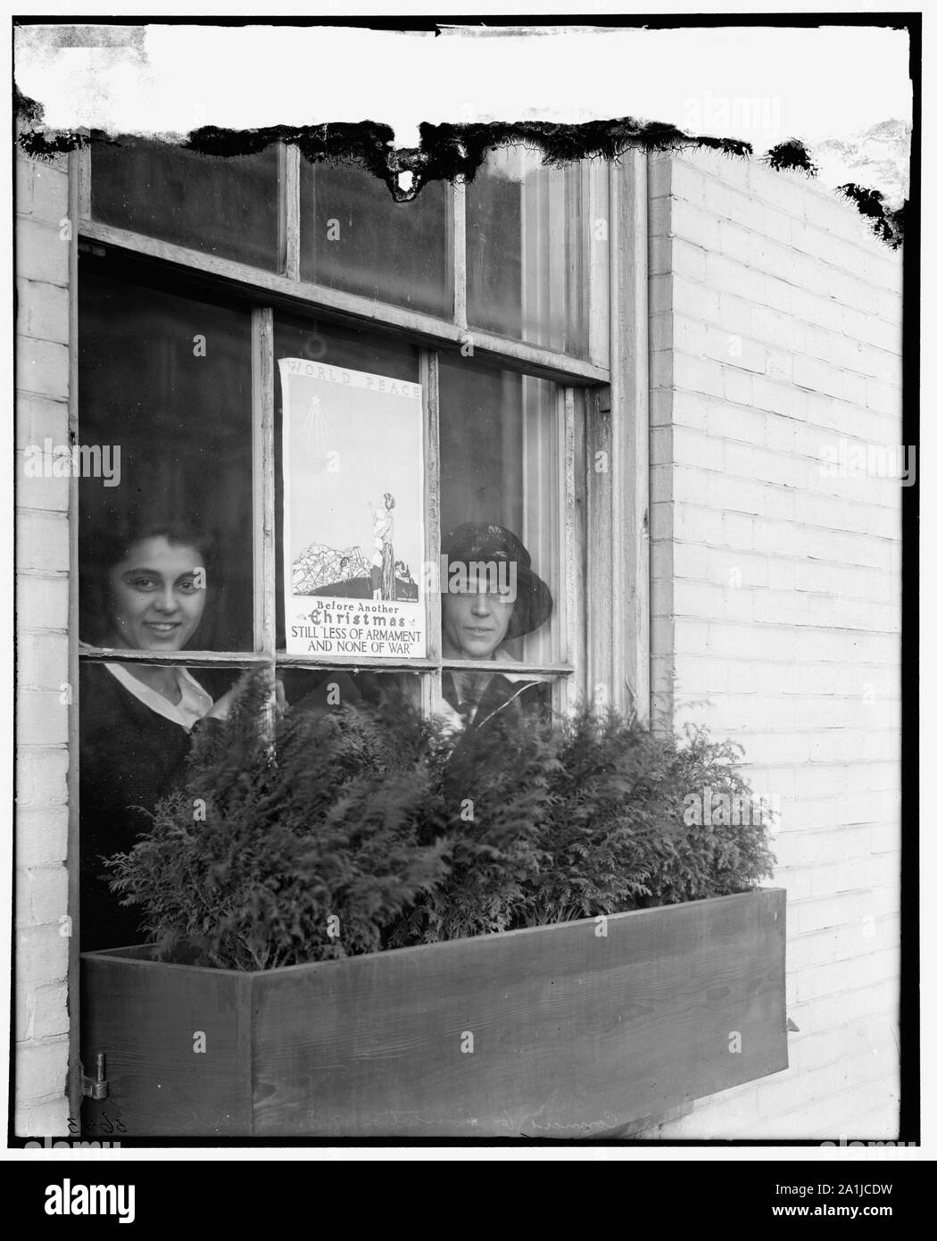 Nat'l Consiglio per limitazione di armamento poster in finestra con ragazze guardando fuori Foto Stock