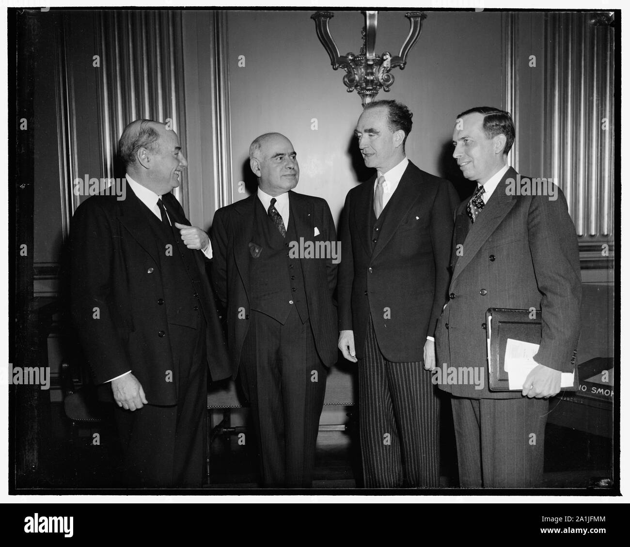 National Parole conferenza apporta legge ed esperti in materia penitenziaria al capitale. Washington, 17 aprile. La prima sessione generale del National Parole Conferenza, chiamato dal Presidente allo scopo di cercare di coordinare federali, statali e degli enti locali con tutte le fasi di applicazione della legge. Da sinistra a destra. Sam Lewisohn, membro del N.Y. Membro Commissione di correzione temporanea e presidente della conferenza, Gov. Herbert Lehman di New York, Attorney General Frank Murphy, e James B. Bennet, Direttore dell'Ufficio federale delle carceri Foto Stock