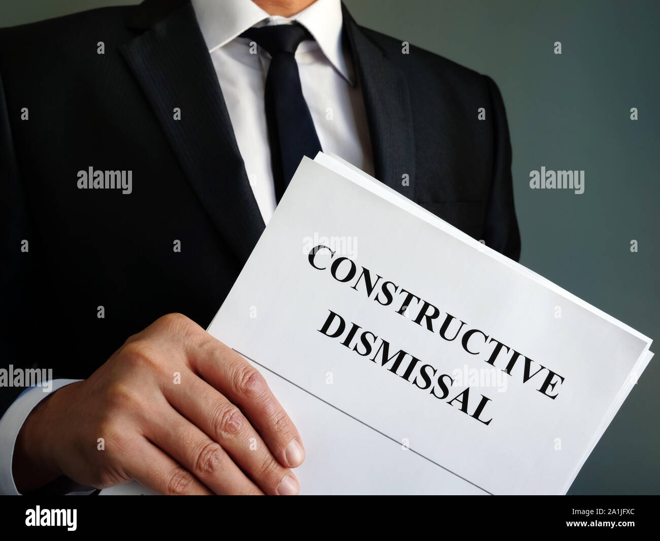 Costruttivo accordo di licenziamento carte in mano. Foto Stock