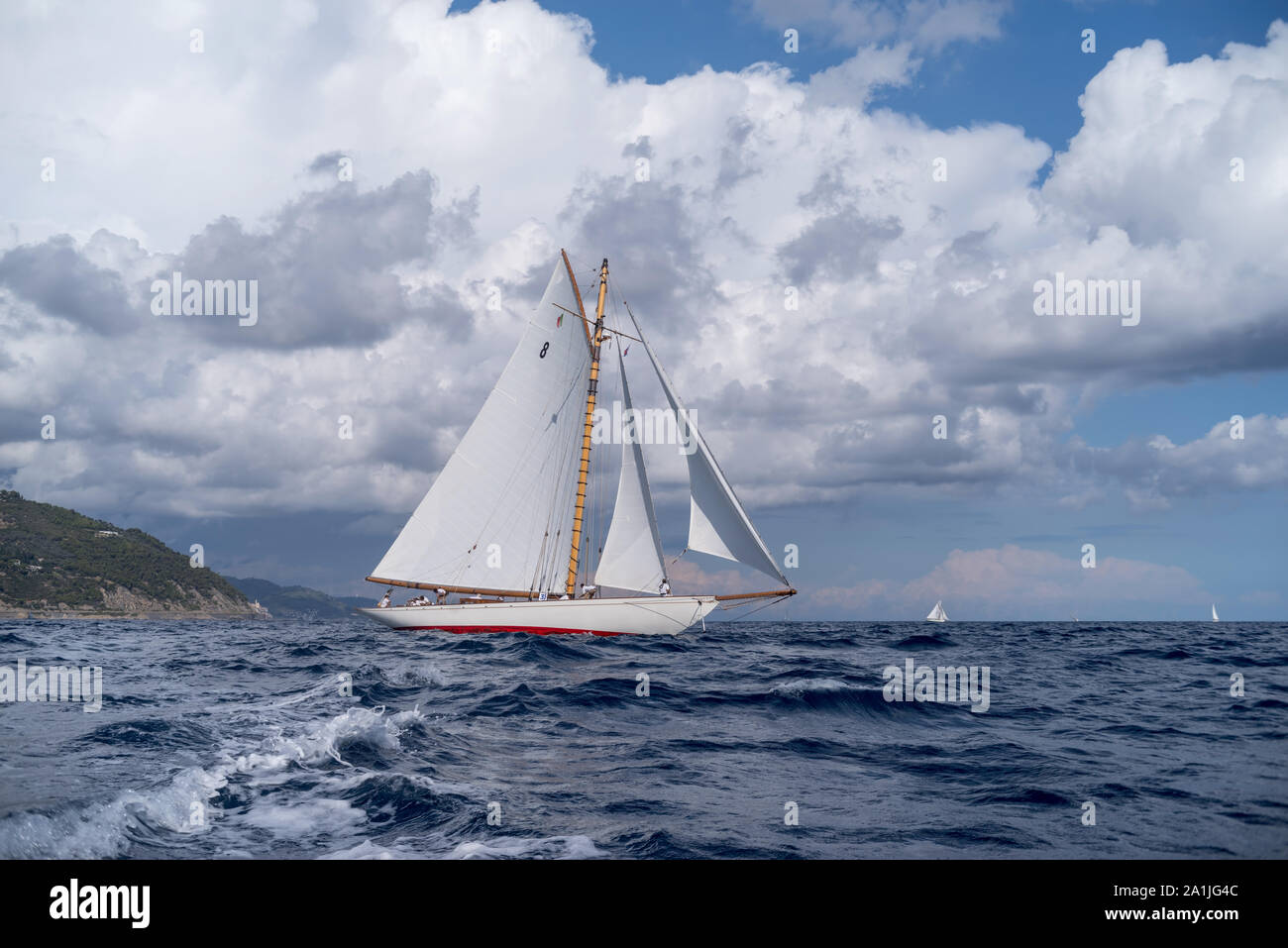 Moonbeam IV classic yacht a vela, costruito nel 1914 da William Fife Junior in Scozia, durante la regata nel Golfo di Imperia, Italia Foto Stock