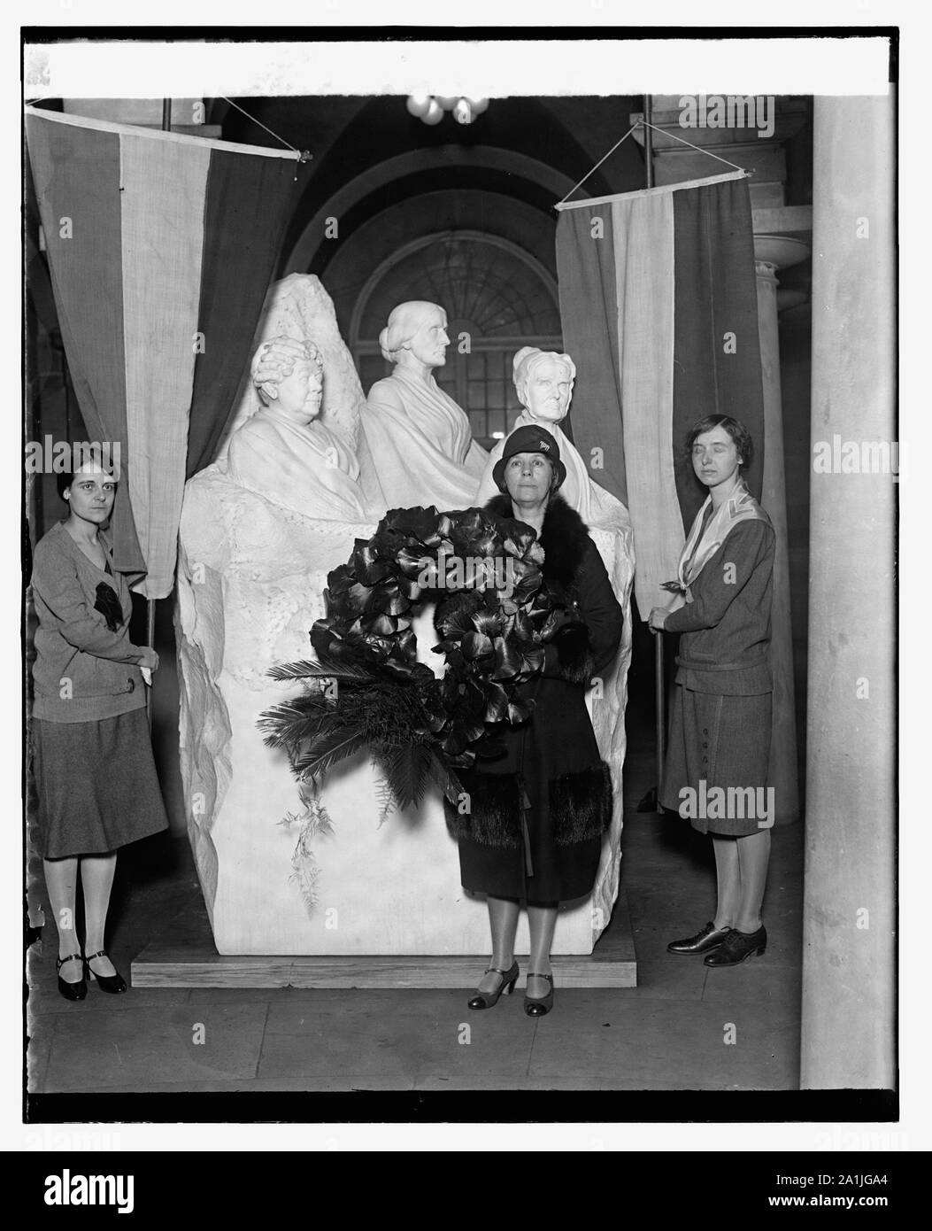 Donna nazionale del Partito posto corona di fiori sulla statua di Susan B. Anthony, 2/15/29 Foto Stock