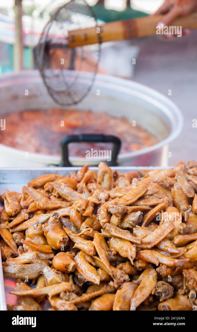 Sud-est asiatico Street: cibo appena cucinato ali di pollo e stufato. A Pakse Laos Foto Stock