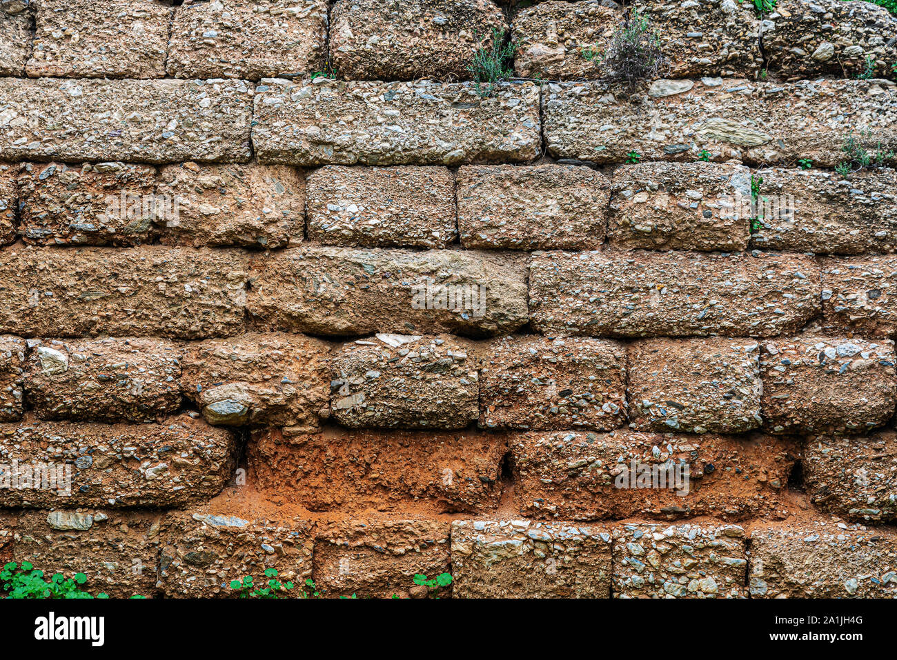 Erosi muro di pietra come sfondo sull'Acropoli di Atene, Grecia Foto Stock