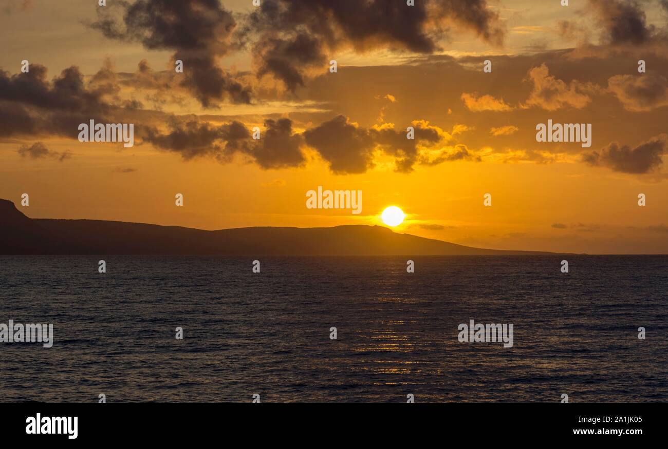 Tramonto sulla spiaggia, Chrysochou Bay Paphos, Repubblica di Cipro, Cipro Foto Stock