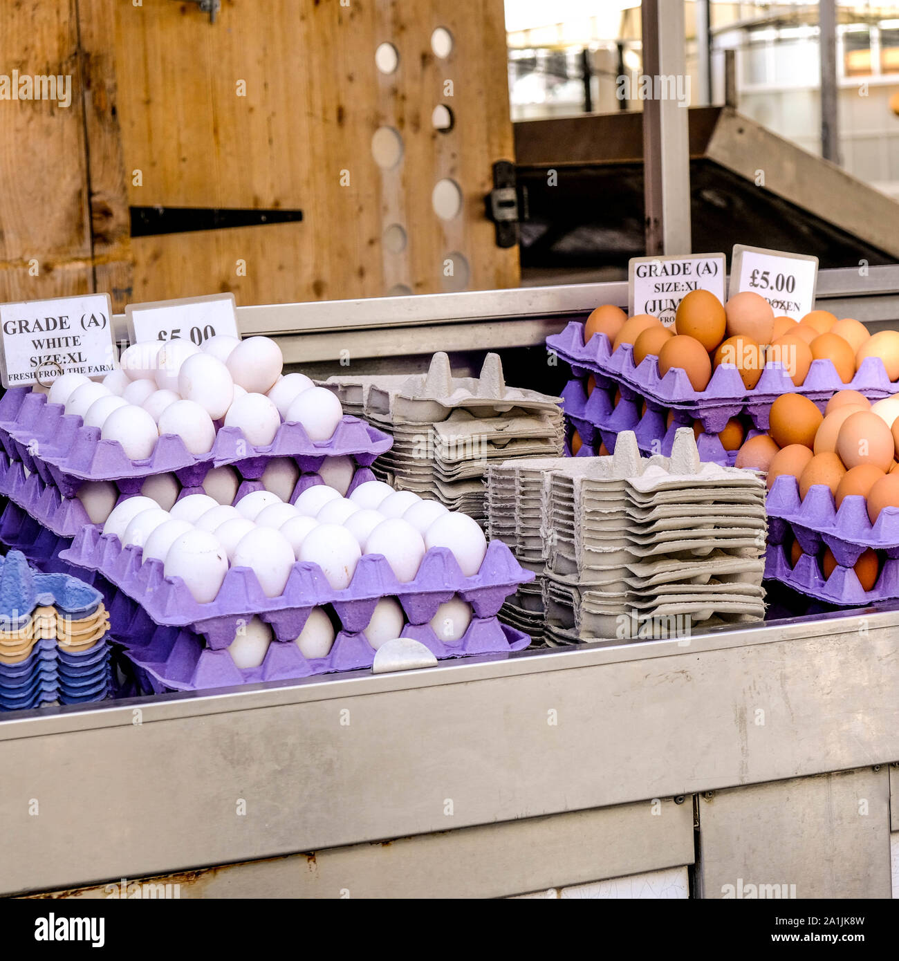 I vassoi di carni bianche e marroni le uova organiche per la vendita su un mercato gli operatori stallo in Inghilterra Foto Stock