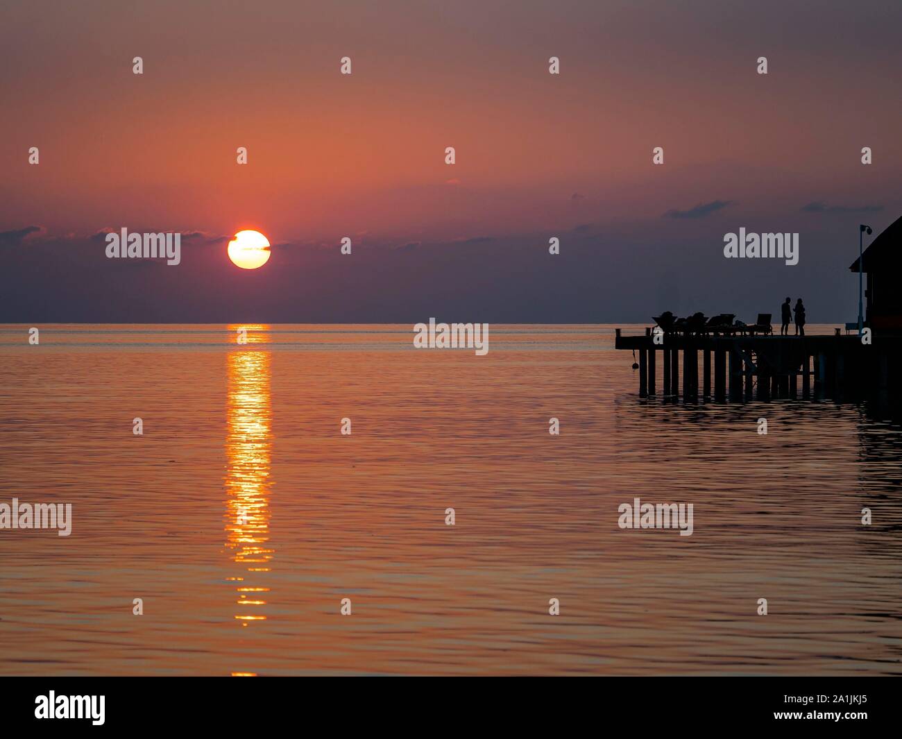 Laguna delle isole Maldive Olhuveli con scuola di immersioni nel sole di sera, South-Male-Atoll-Maledives Foto Stock