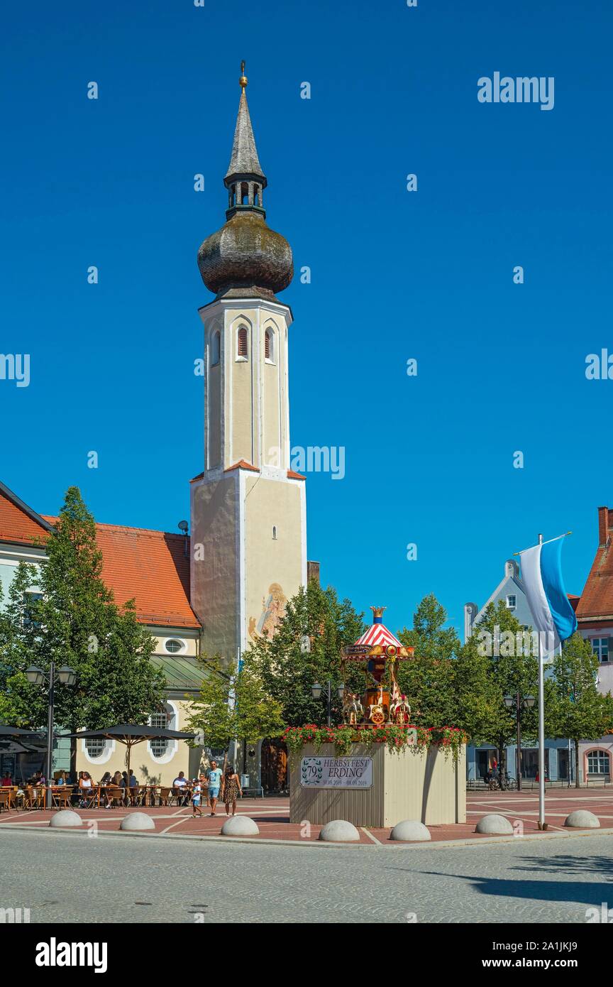 Schrannen quadrato con Frauenkircherl, ex chiesa, oggi utilizzato per mostre d arte, Erding, Alta Baviera, Baviera, Germania Foto Stock
