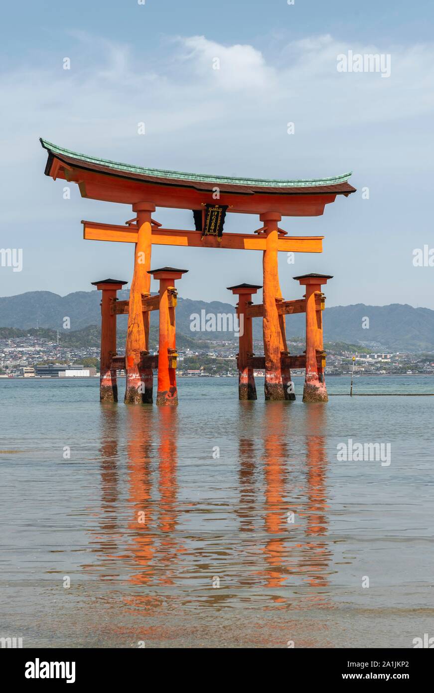 Itsukushima Floating Torii Gate in acqua, Isukushima Santuario, l'isola di Miyajima, Baia di Hiroshima, Giappone Foto Stock