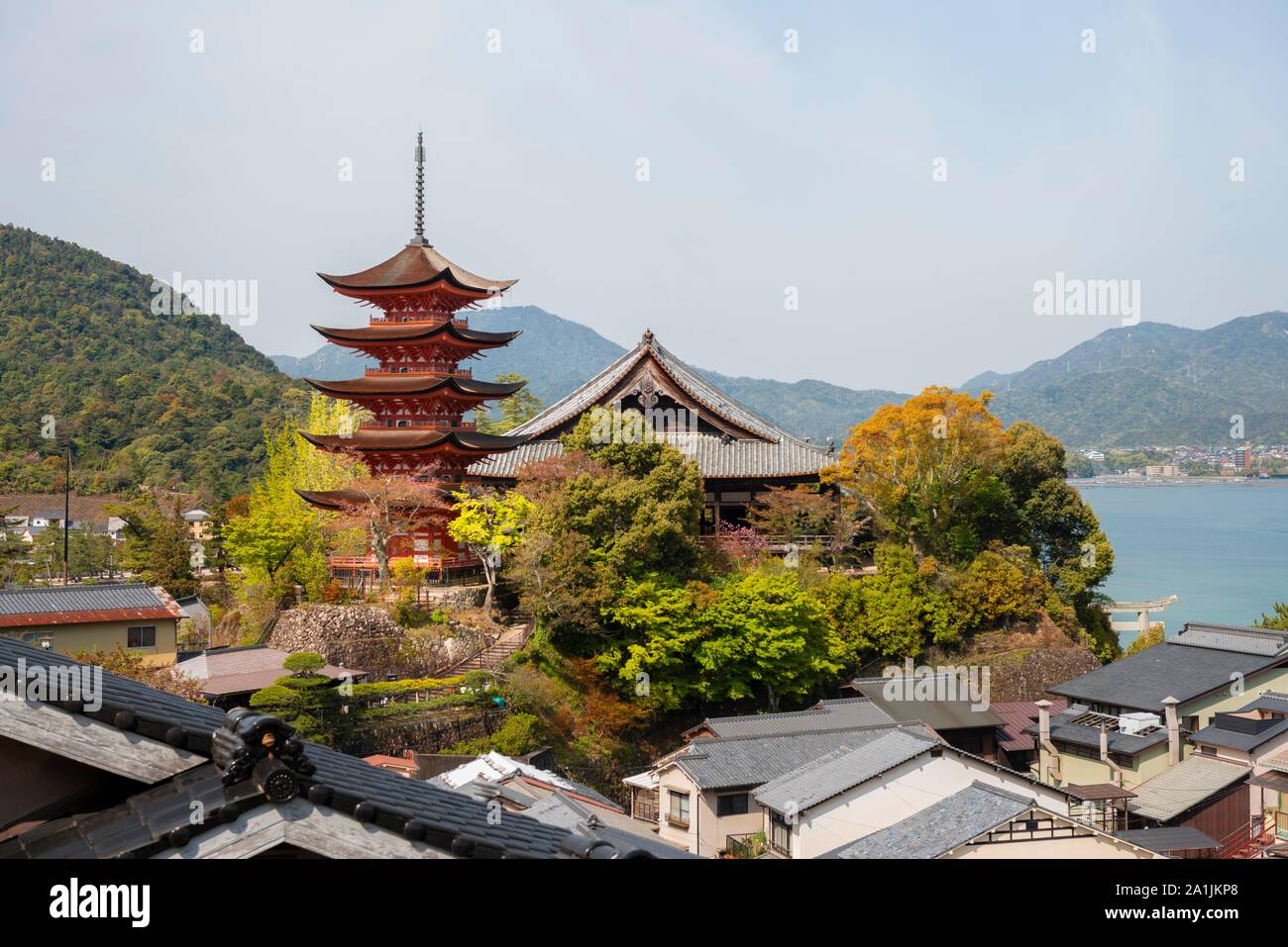 Santuario Toyokuni Senjokaku e Pavilion, pagoda a cinque piani, l'isola di Miyajima, Baia di Hiroshima, Giappone Foto Stock