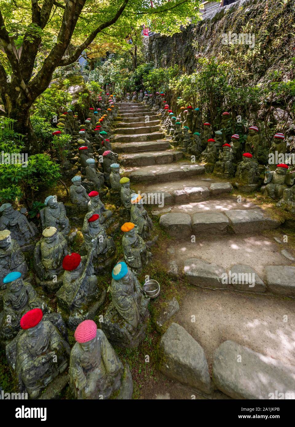 Statua del Buddha con cappucci colorati, Daisho-nel complesso tempio, sull'isola di Itsukushima, Miyajima, Baia di Hiroshima, Giappone Foto Stock