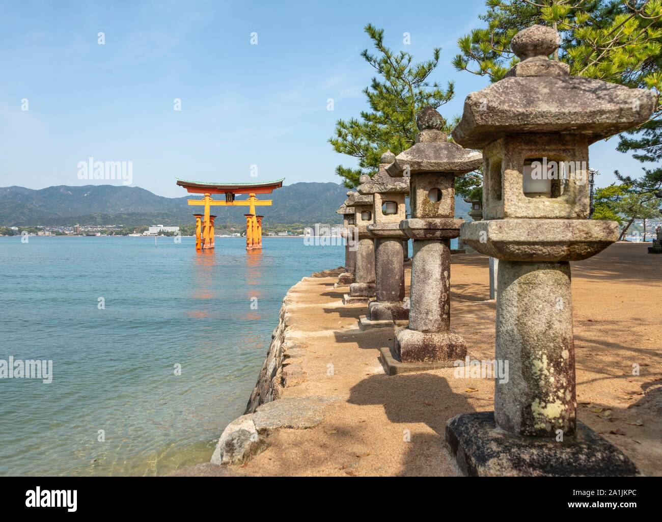 Itsukushima Floating Torii Gate in acqua, Isukushima Santuario, l'isola di Miyajima, Baia di Hiroshima, Giappone Foto Stock