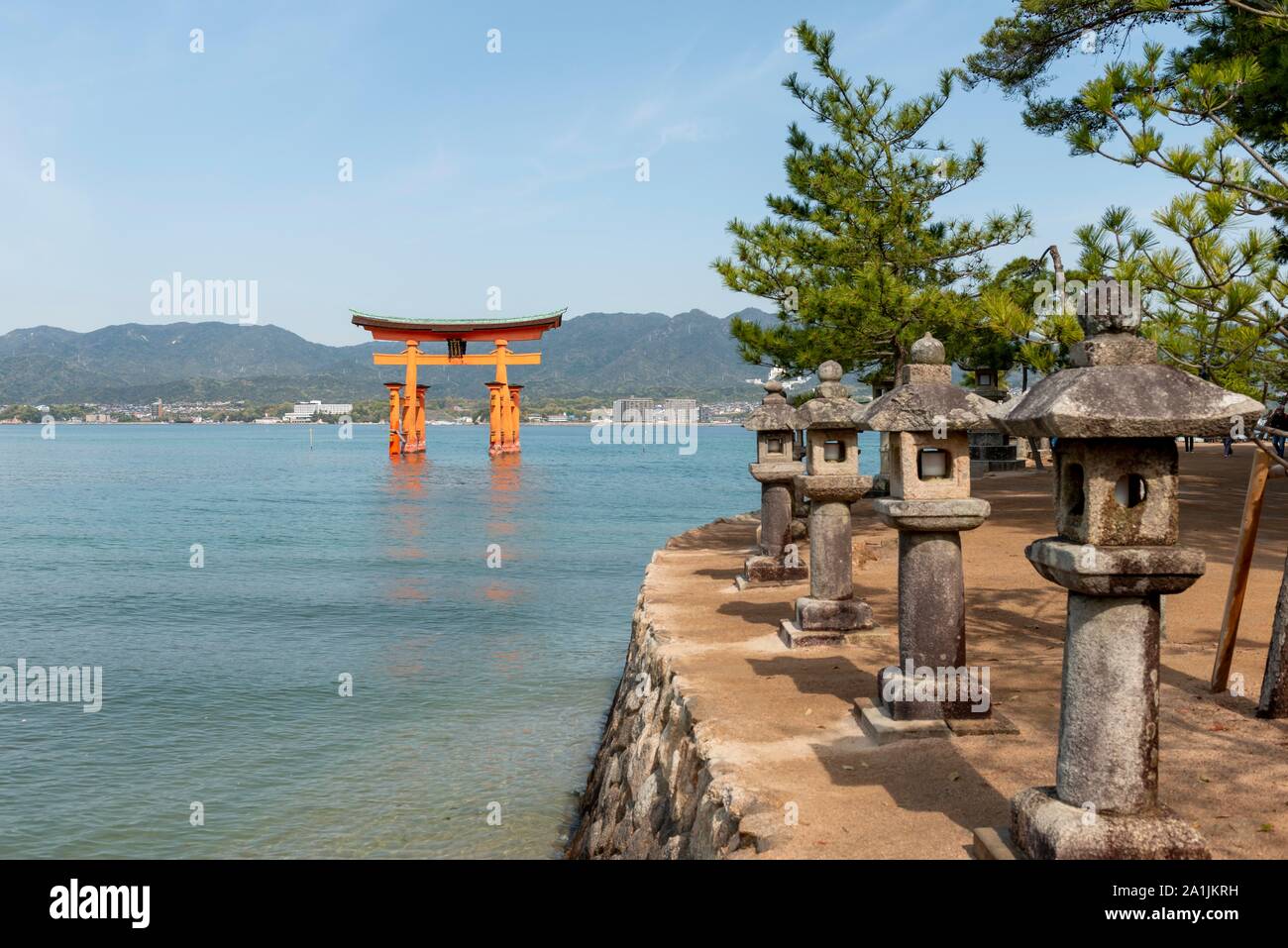 Itsukushima Floating Torii Gate in acqua, Isukushima Santuario, l'isola di Miyajima, Baia di Hiroshima, Giappone Foto Stock