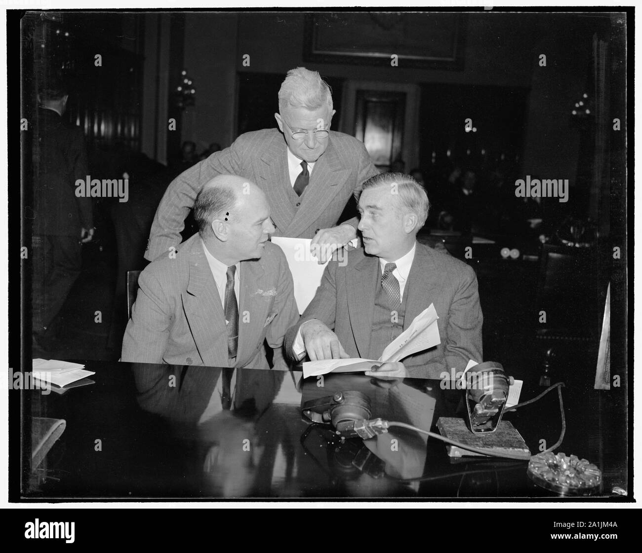 Leader navale chiederà al Congresso per ulteriori armamento. Washington, 8 gennaio. Fotografato oggi alla riunione iniziale della casa navale Comitato Affari sono, da sinistra a destra: Lewis Compton, assistente segretario della Marina Charles Edison, Segretario Edison, con l'Ammiraglio Harold R. Stark, Capo di operazioni navali in piedi nella parte posteriore. A seguito di una breve dichiarazione del Segretario Edison, Ammiraglio Stark ha sollecitato la Commissione ad approvare un progetto di legge dal presidente del comitato di Carl Vinson per dare la Marina 25 percento in più di stazza, 6.000 più piani ad un costo di $ 1,300,000,000. Senza un tale aumento, egli ha detto, IL GOVERNO DEGLI STATI UNITI Foto Stock