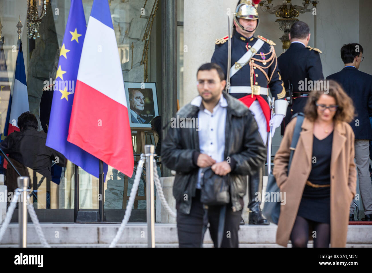 Parigi, Francia. Il 27 settembre, 2019. Le persone lasciano dopo la firma di cordoglio registri all'Elysee palazzo presidenziale dopo la morte dell ex Presidente francese Jacques Chirac a Parigi, Francia, Sett. 27, 2019. Ex presidente francese Jacques Chirac ha passato via giovedì all'età di 86. Credito: Aurelien Morissard/Xinhua Foto Stock