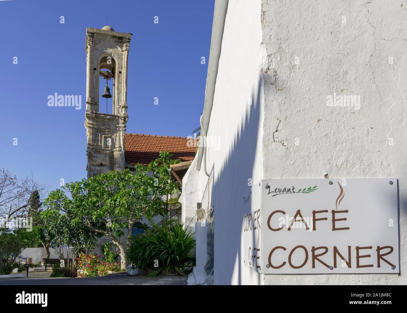 Kirchturm e Cafe Angolo segno, Karaman, Distretto di Kyrenia, Repubblica Turca di Cipro del Nord di Cipro Foto Stock