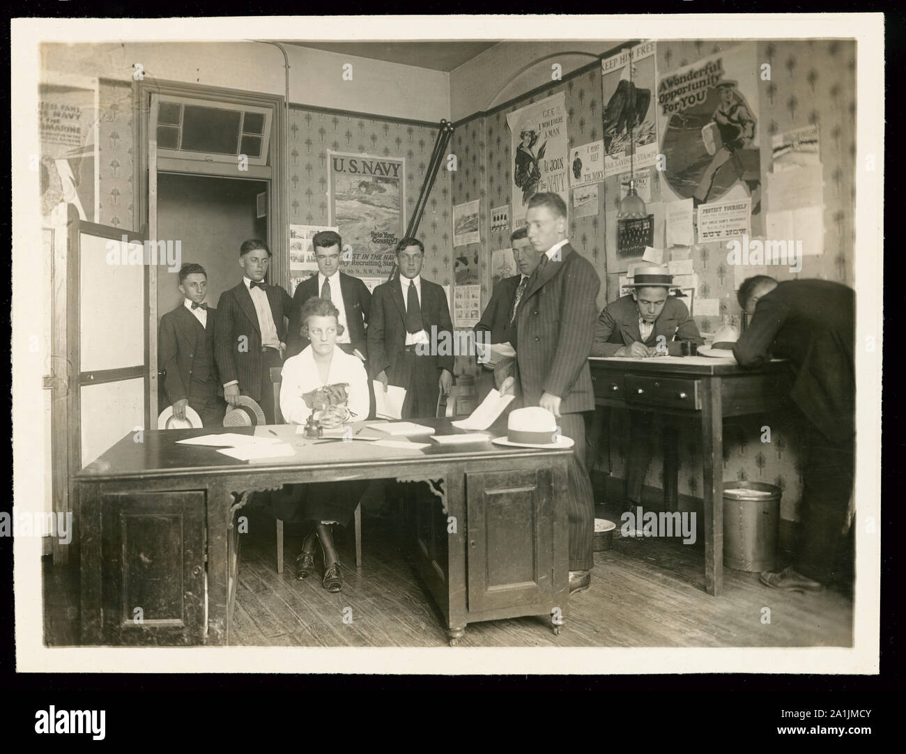 Navale ufficio reclutamento decorate con la guerra mondiale I poster Foto Stock