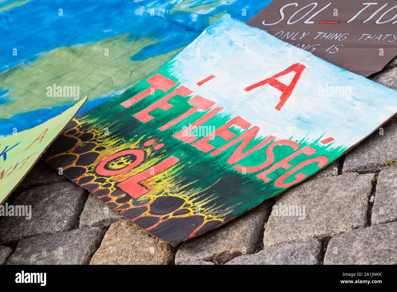 Il 27 settembre 2019, venerdì per il clima futuro protesta in Sopron, Ungheria. Cartello: Passività uccide. Foto Stock