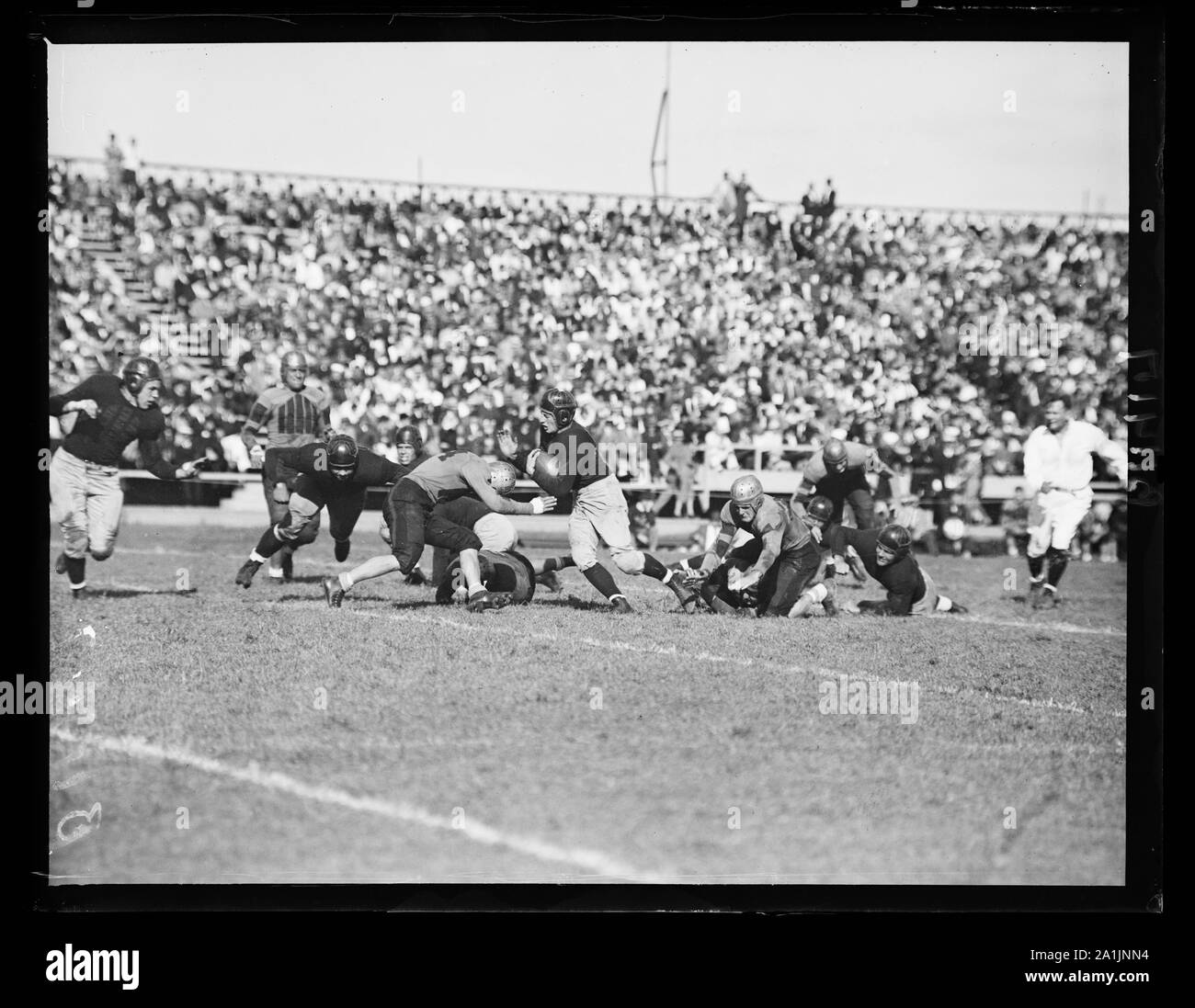 Navy batte William & Mary. Annapolis, MD, Sett. 25. Navy sollevato il coperchio off il 1936 stagione calcistica qui oggi da trouncing un gioco ma outplayed William & Mary undici. 17-6. Schmidt, Navy disco-guida di nuovo, è mostrato che attraversa il William & Mary's line Foto Stock