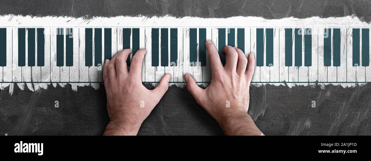 Vista dall'alto delle mani della persona suonare il pianoforte disegnato sulla lavagna o lavagna Foto Stock
