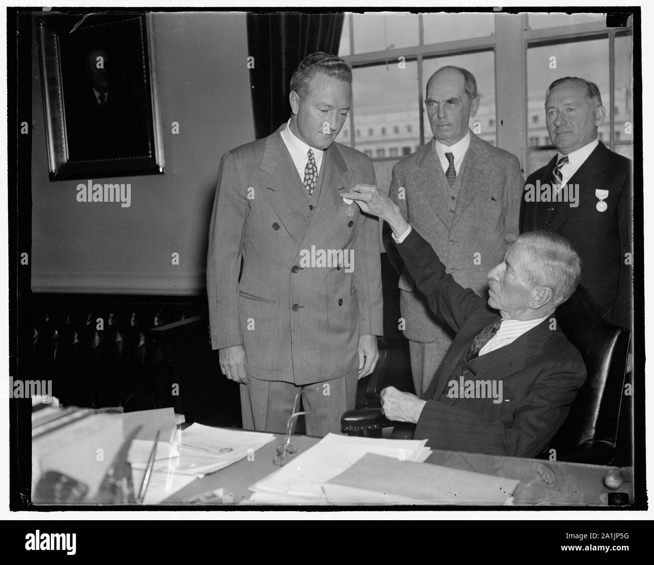 Il segretario della Marina presenta medaglia dell Ammiraglio Richard E. Byrd. Washington, 15 ottobre. Ammiraglio Richard E. Byrd, U.S.N. In pensione, e i membri della sua seconda spedizione in Antartide sono stati presentati con medaglie d argento oggi dal segretario della Marina Claude A. Swanson. Congresso autorizzato la concessione delle medaglie il 2 giugno 1936. Nella foto, da sinistra a destra: Ammiraglio Richard E. Byrd, Ammiraglio William H. Leahy, Capo di operazioni navali, Segretario Swanson, e William C. Haines, U.S. Meteo Bureau meteorologo e un membro della spedizione. 10/15/37 Foto Stock