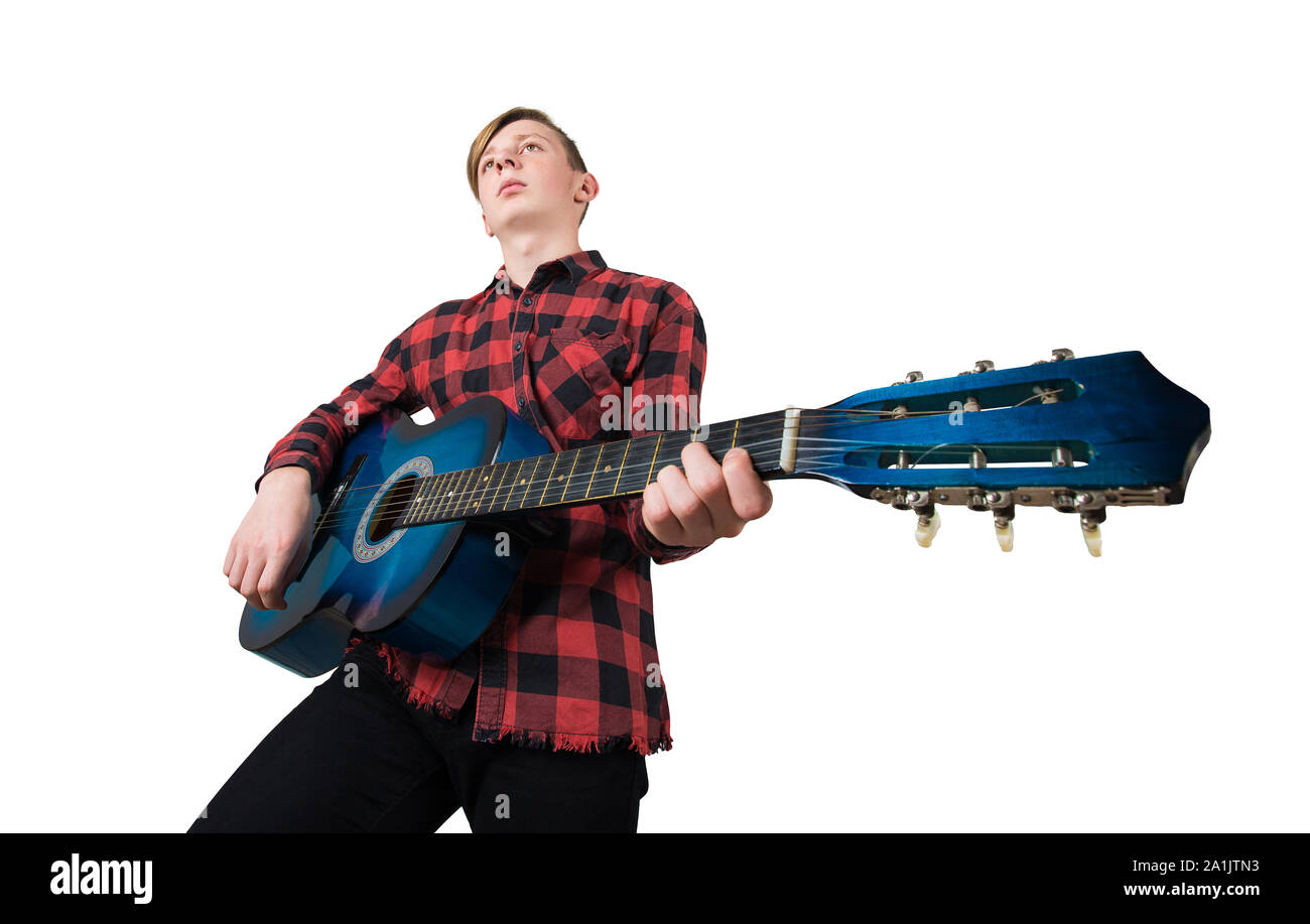 Intenti adolescente giocando sulla chitarra acustica isolate su sfondo bianco. Le lezioni di musica per studenti. Ragazzo di talento vogliono divenne un musicista. Foto Stock