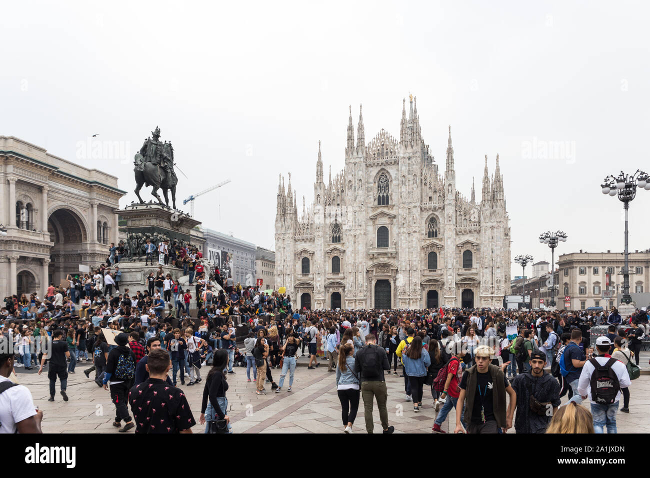 Milano,Italia - 27 settembre, 2019: Milano Piazza del Duomo, global strike per il cambiamento climatico. Venerdì per il futuro, con Greta Thunberg. Foto Stock
