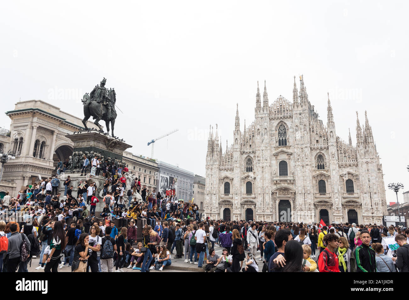 Milano,Italia - 27 settembre, 2019: Milano Piazza del Duomo, global strike per il cambiamento climatico. Venerdì per il futuro, con Greta Thunberg. Foto Stock