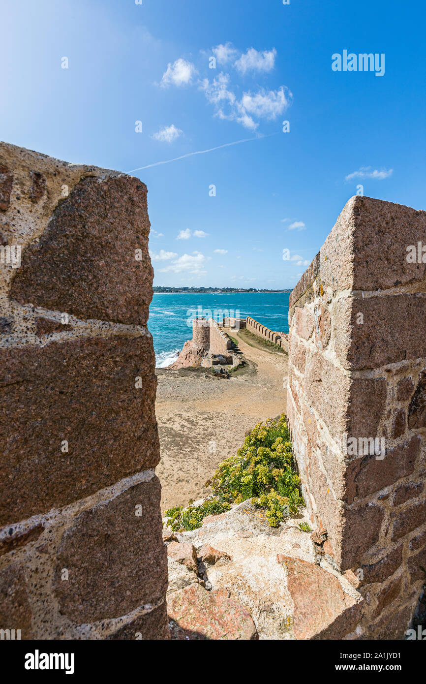 Bunker tedesco aggiunto per i vecchi edifici militari a Fort Hommet, Guernsey Foto Stock