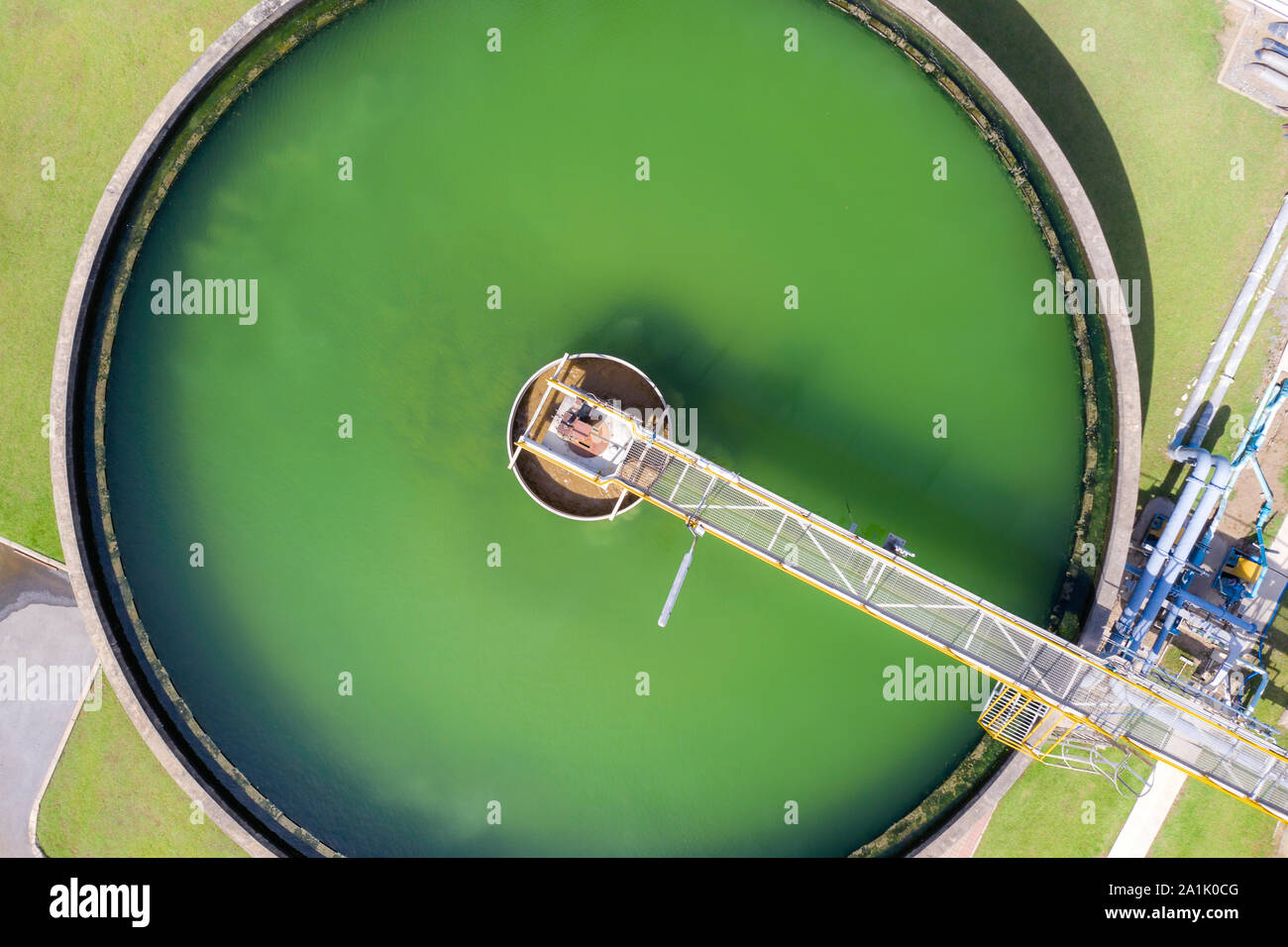 Vista aerea del solido contatto chiarificatore del tipo a vasca di ricircolo dei fanghi in acqua impianto di trattamento in fabbrica. Industria e ambiente factory per la CE Foto Stock