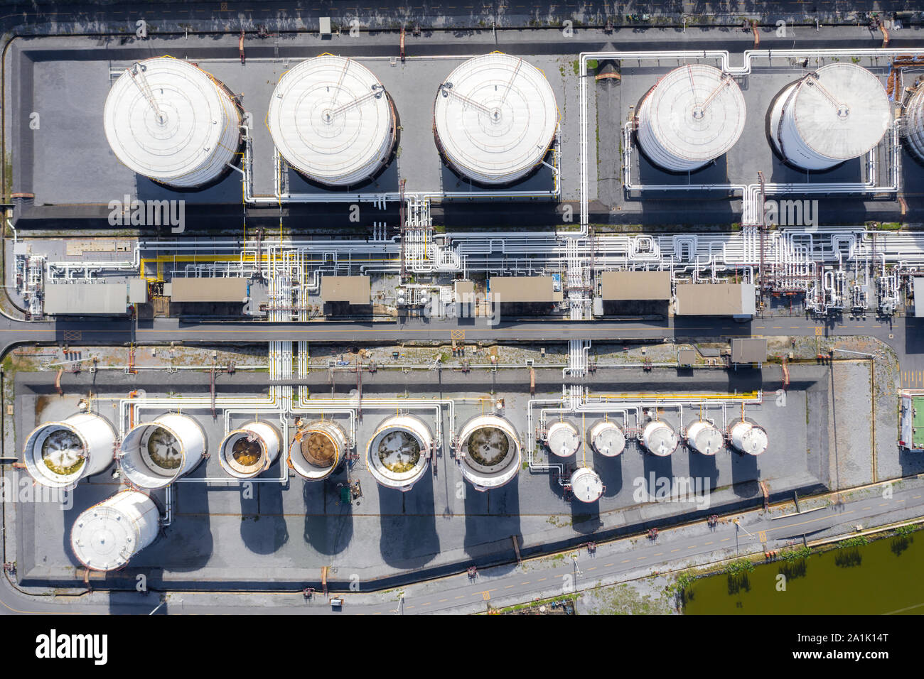 Vista aerea della industria chimica serbatoio di stoccaggio e autocisterna In wailting in impianto industriale per indirizzare l'olio alla stazione di gas. Combustibile e power generatio Foto Stock