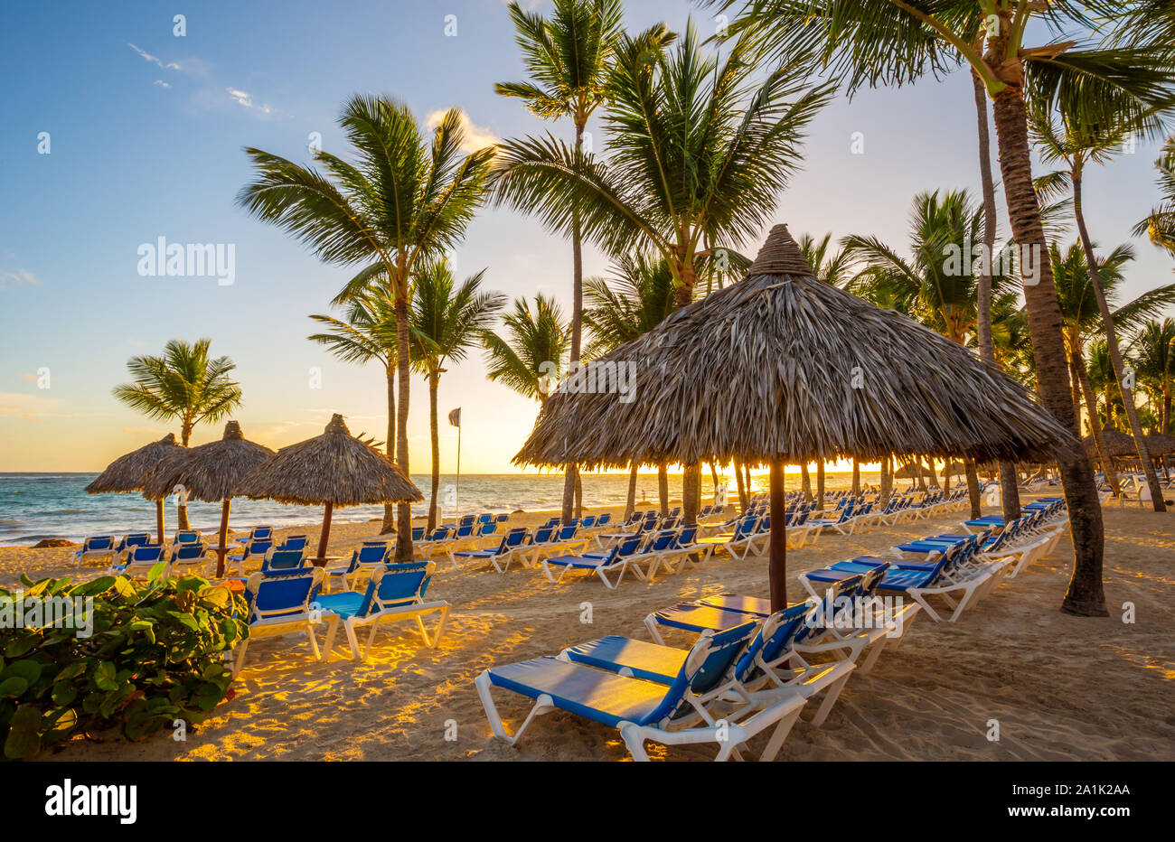 Resort sulla spiaggia tropicale all'alba a Punta Cana, Repubblica Dominicana. Foto Stock
