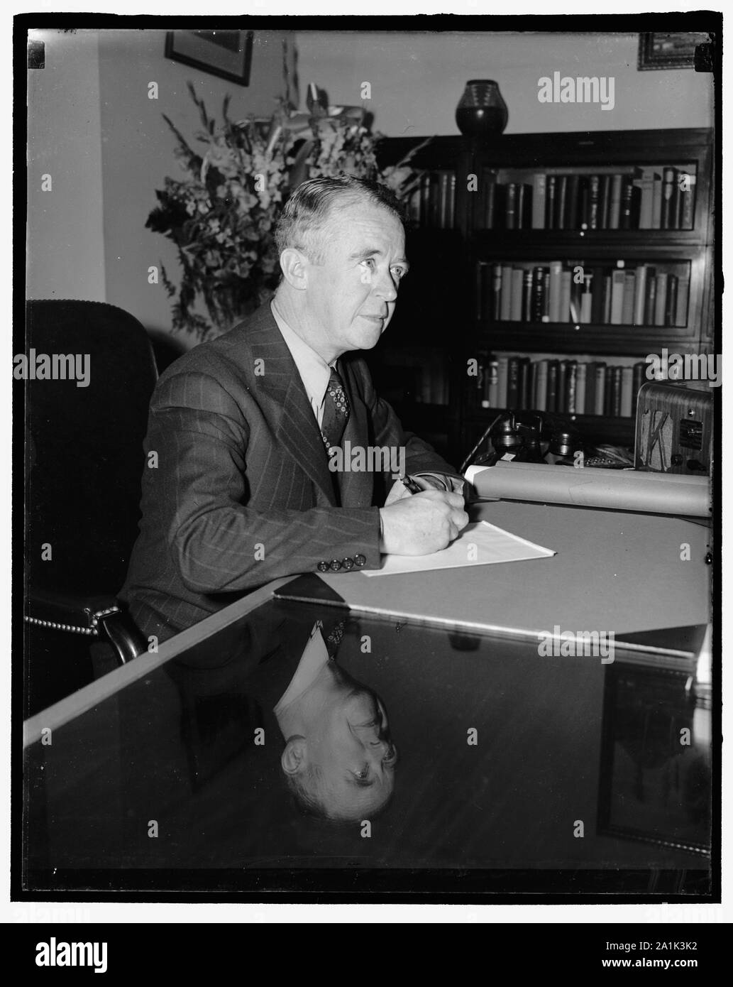 Nuovo direttore C.C.C. giurato a. Washington, 7 marzo. James J. McEntree del New Jersey ha assunto oggi il giuramento di ufficio come direttore della C.C.C. riuscendo che tardo Robert Fachner. Il sig. McEntree ha fatto il suo nome come un mediatore leabor lader e prima di essere nominato come assistente al direttore nel 1933 sotto Fechner, 3-7-40 Foto Stock