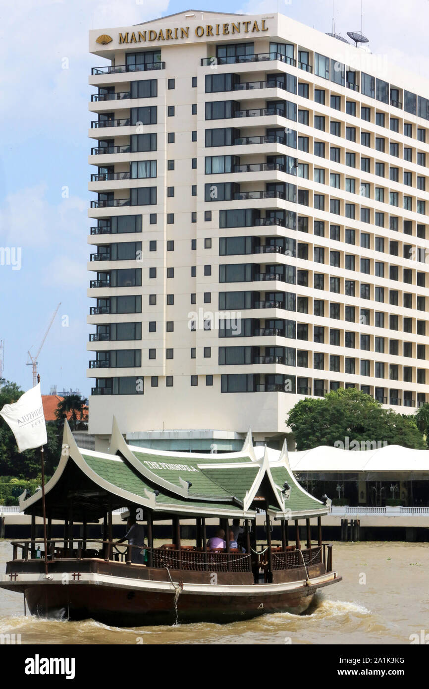 Bateau autobus sur le fleuve Chao Phraya. La penisola. Il Mandarin Oriental. Bangkok. / Bus barca sul Fiume Chao Phraya. La penisola. Il Mandarin Oriental Foto Stock