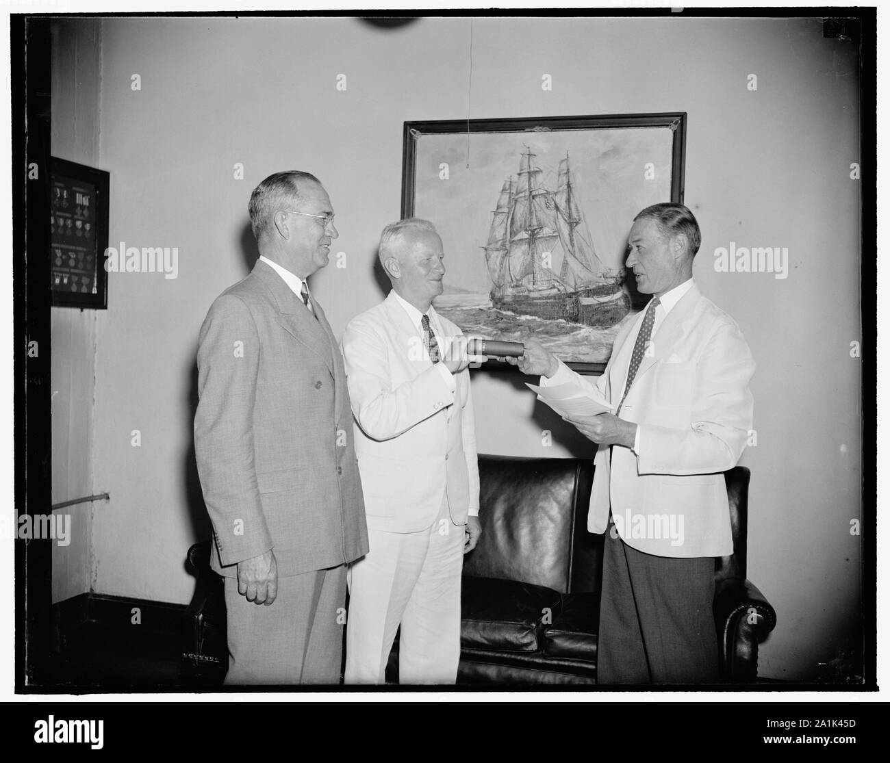 Nuovo capo dell ufficio di presidenza della navigazione giurato a. Washington, 15 giugno. Ammiraglio Chester W. Nimitz oggi assunto compiti come capo dell'Ufficio di presidenza di navigazione, alleviando l'ammiraglio posteriore J.O. Richardson che è stata condannata a dovere con il rango di ammiraglio come comandante, Battle Force, U.S. Flotta, per assumere il comando in circa 24 Giugno a bordo della corazzata California. Da sinistra a destra: Ammiraglio Richardson, Admiral Nimitz, Ammiraglio W.B. Woodson, il giudice e avvocato generale del Dipartimento della Marina che hanno amministrato il giuramento di office Foto Stock