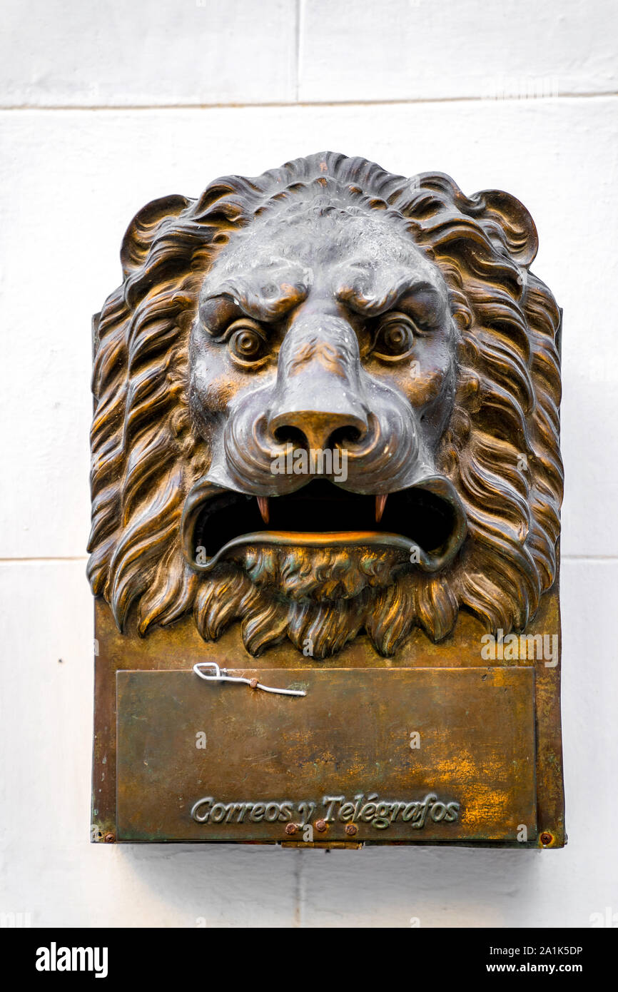 Leone di Bronzo Testa Mailbox trovati nella Vecchia Havana, Cuba. Foto Stock