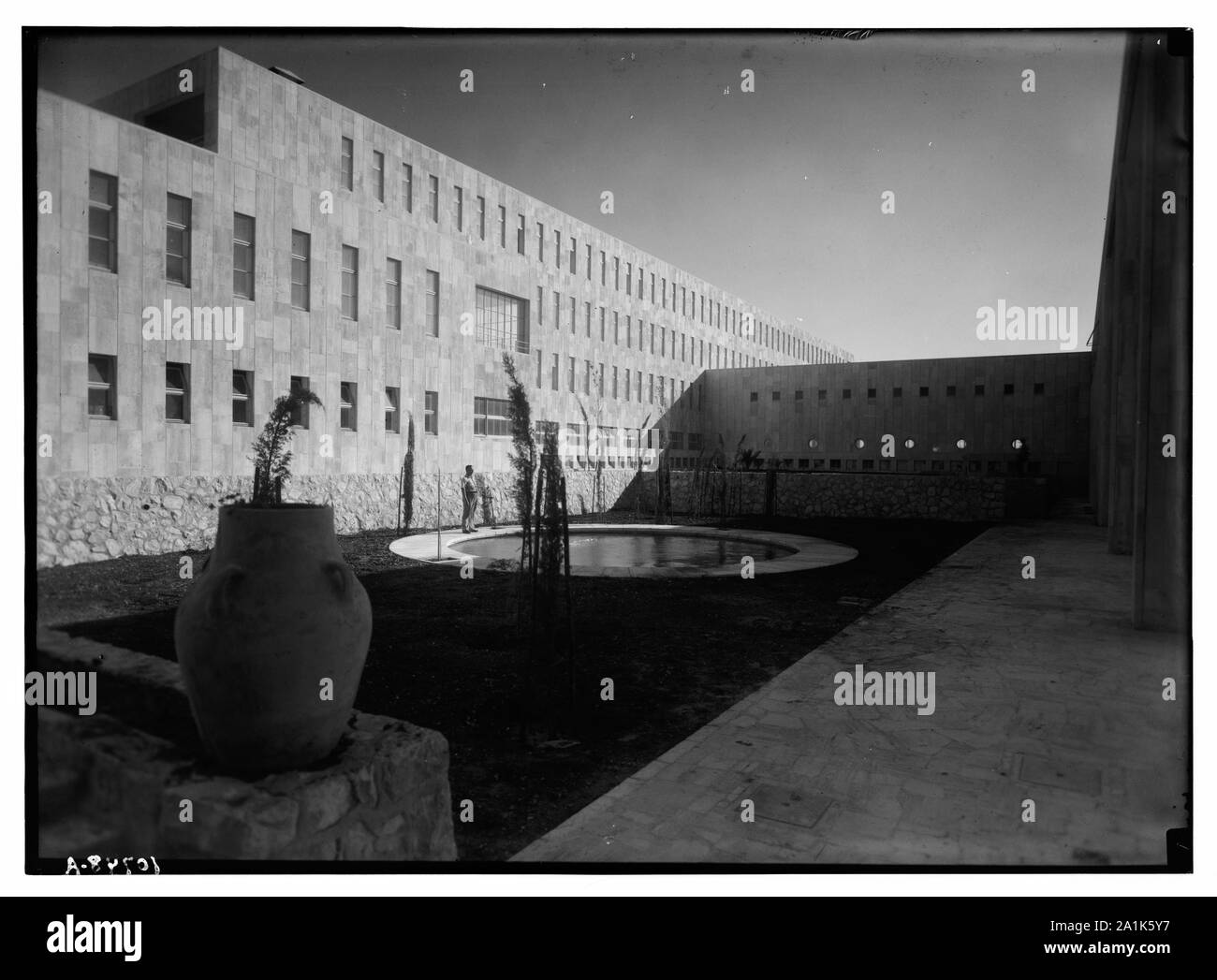Nuova Università Hadassah Medical Center di Gerusalemme (Scopus). Cortile dell ospedale principale edificio con piscina. Cupole Foto Stock