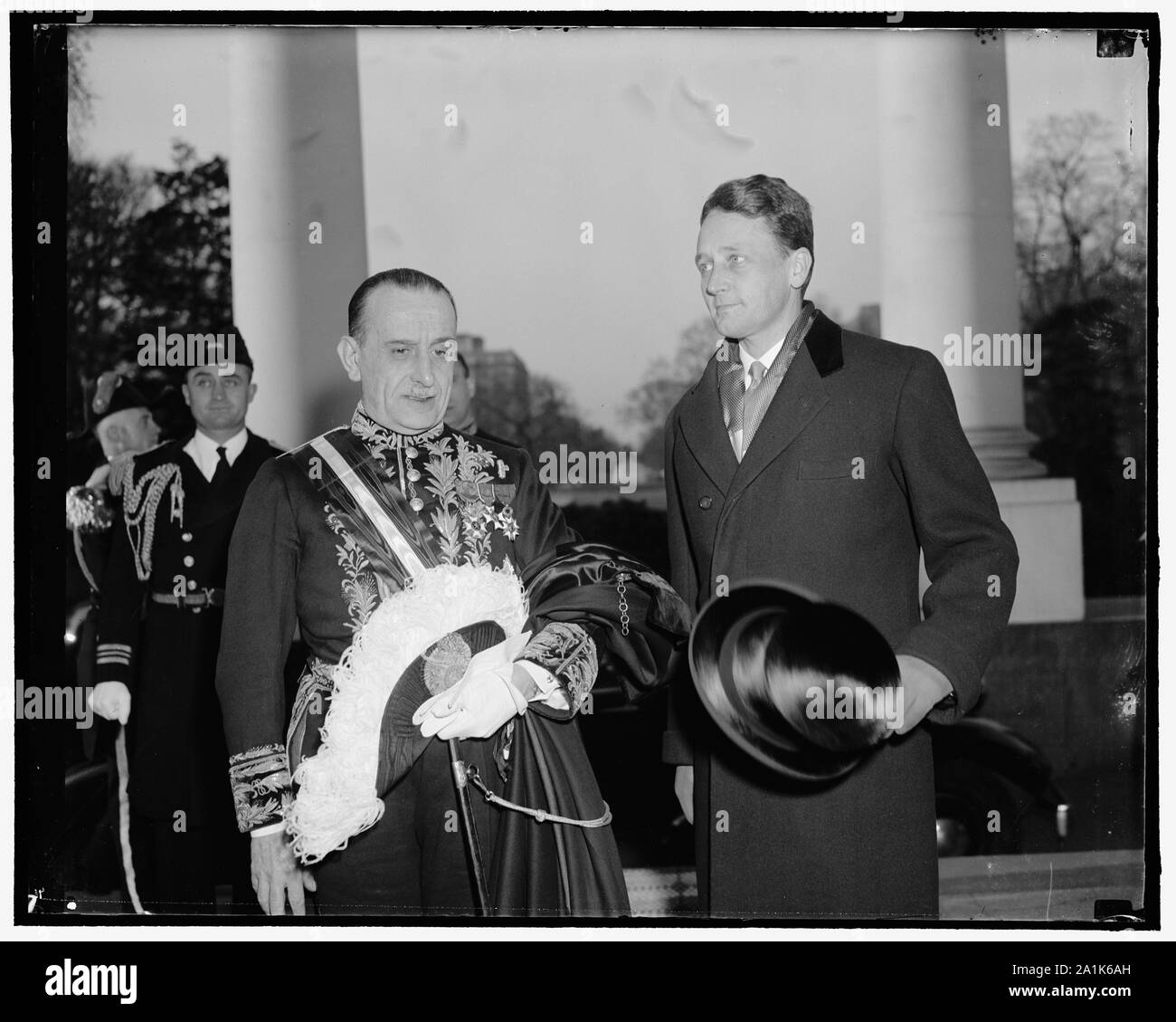 Nuovo Ambasciatore italiano presenta le credenziali. Washington, 22 marzo. Appena nominato ambasciatore italiano per gli Stati Uniti, Don Ascanio dei Principi Colona, arrivando alla Casa Bianca per presentare le sue credenziali per il presidente Roosevelt oggi. Egli è raffigurato con Stanley Woodward, diritto, Asst. Capo del protocollo del Dipartimento di Stato. 3-22-39 Foto Stock
