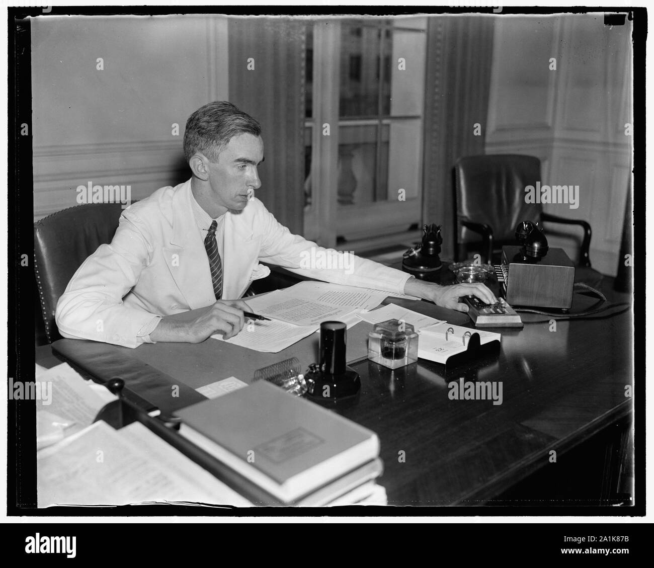 Nuovo Solicitor U.S. Dipartimento del Lavoro. Washington D.C. Gerard D. Reilly, di Boston, è appena stato nominato dal presidente Roosevelt per essere avvocato per il dipartimento del lavoro. Egli è stato agente Solicitor poiché il 1 marzo e ora riesce Charles A. Gregorio, dell'Illinois, come capo della divisione giuridica del Dipartimento. Reilly, che è di 30 anni, è nato a Boston e una forma graduata Harvard University nel 1927, 7/24/37 Foto Stock