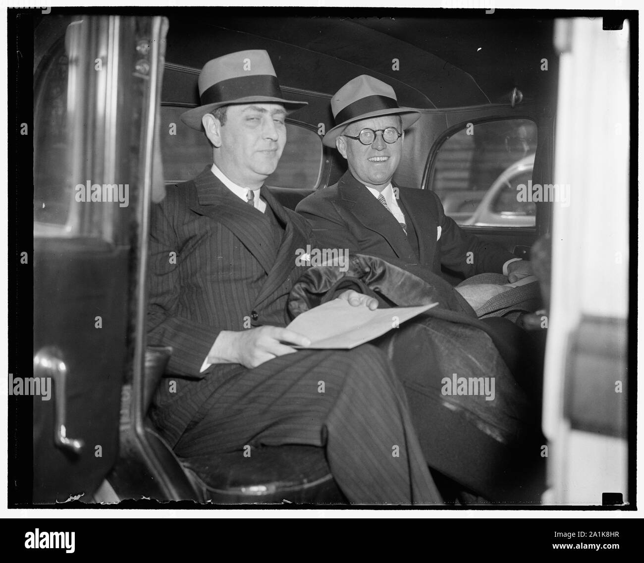 Nuovo inviato negli Stati Uniti per la Gran Bretagna e aide. Washington D.C., Feb. 18. Joseph P. Kennedy, che ha prestato giuramento oggi come ambasciatore americano in Gran Bretagna, è mostrato con il primo aide ha scelto. Harold [...] Hinton, precedentemente noto come Washington corrispondente per il New York Times. Si presume Hinton agirà in pubbliche relazioni capacità, 2/18/38 Foto Stock