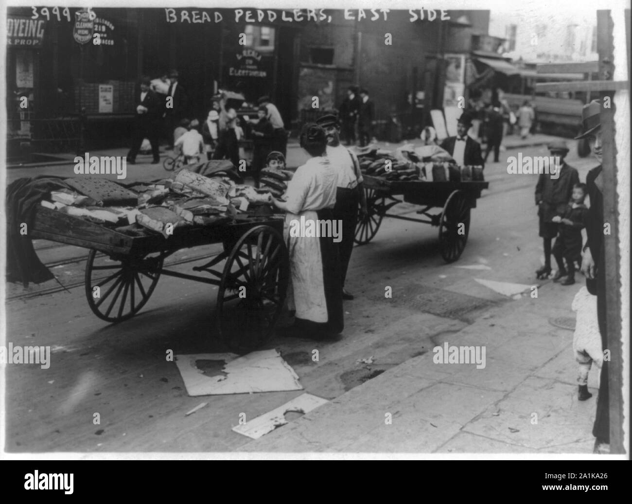 La città di New York. Il lato est di pane italiano venditori ambulanti. Foto Stock