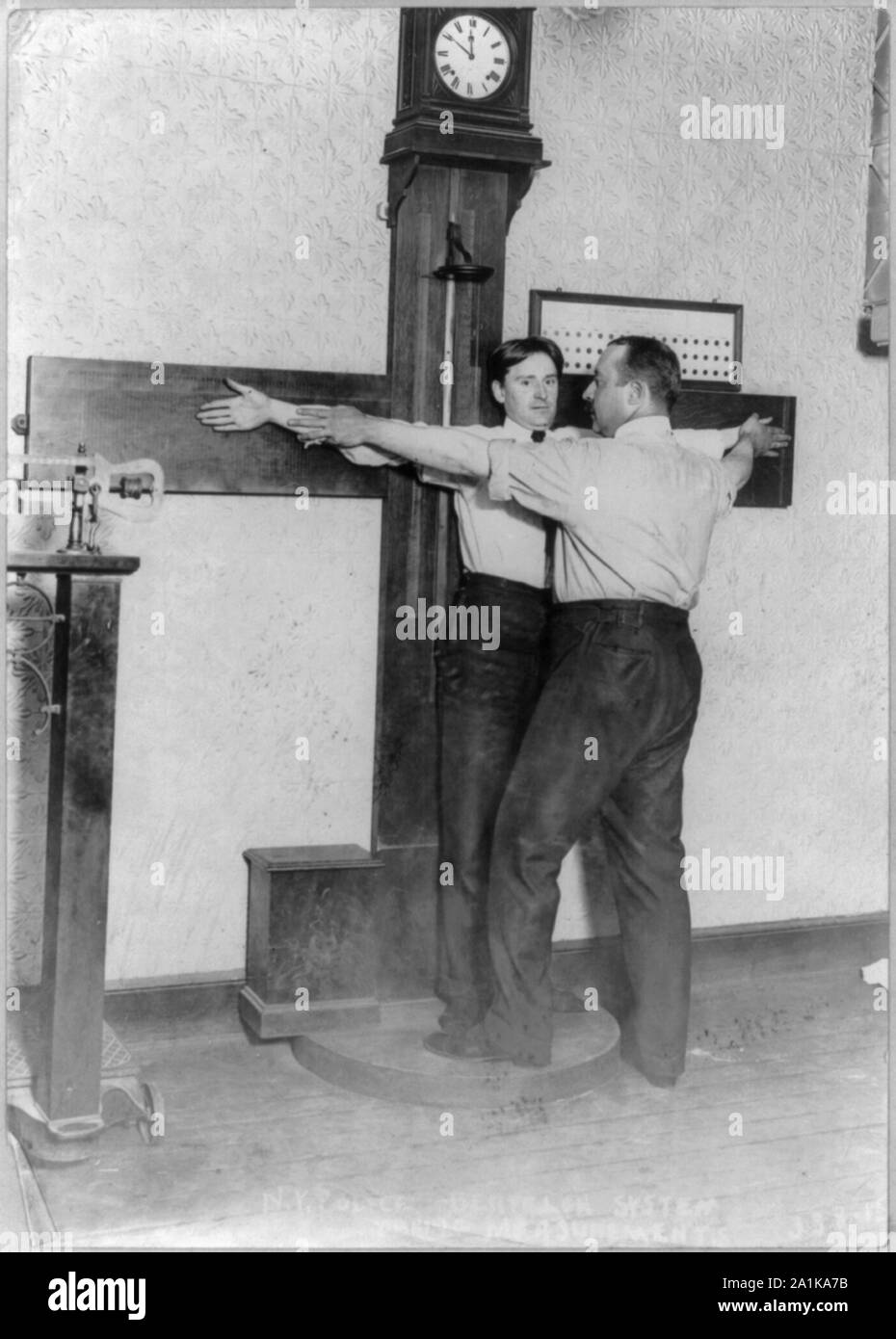 La città di New York Police Dept. attività: prendendo misurazioni di Bertillon--armspan Foto Stock
