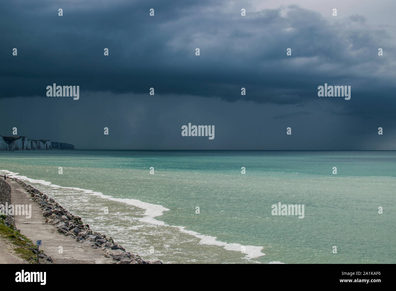 La plage d'Onival, arrivée d'onu cumulonimbus arcus sur les Falaises et sous le soleil. la mer est verte, turchese avant le grano et le coup de vent. Foto Stock